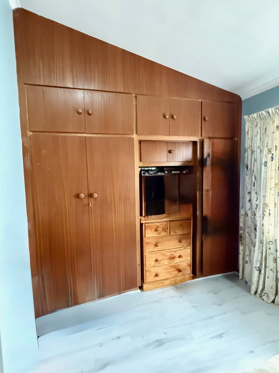 4 Bedroom Property for Sale in Bergzicht Western Cape